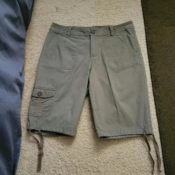 St. John's Bay Bermuda Shorts 6 NWOT - Picture 2 of 3